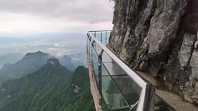 旅行玻璃栈道天门山爬山视频视频的预览图